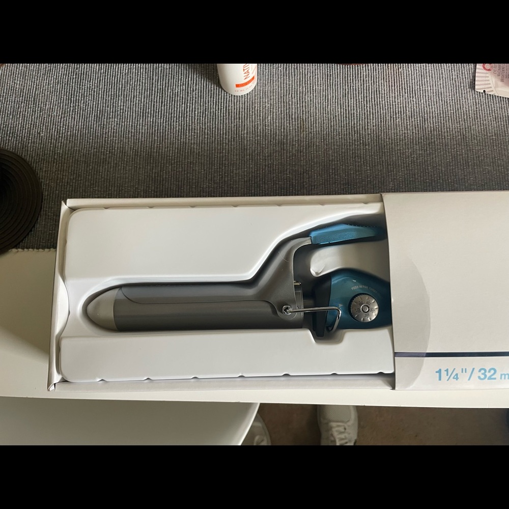 1 1/4 curling iron- never used